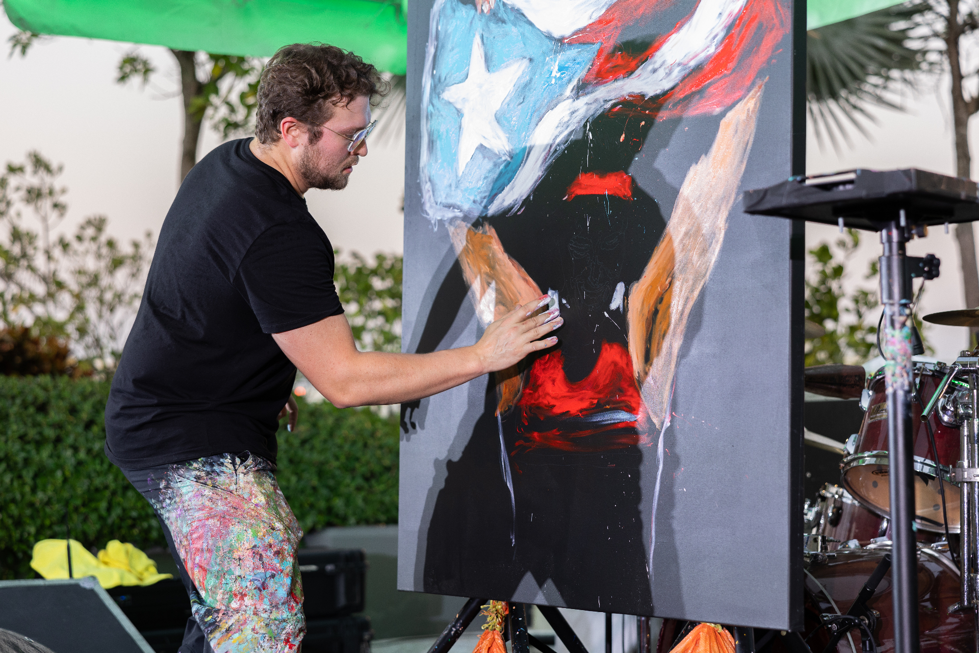 Artista pintando en vivo durante el summit